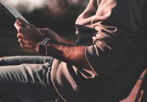 tabs_page_men_with_tablet